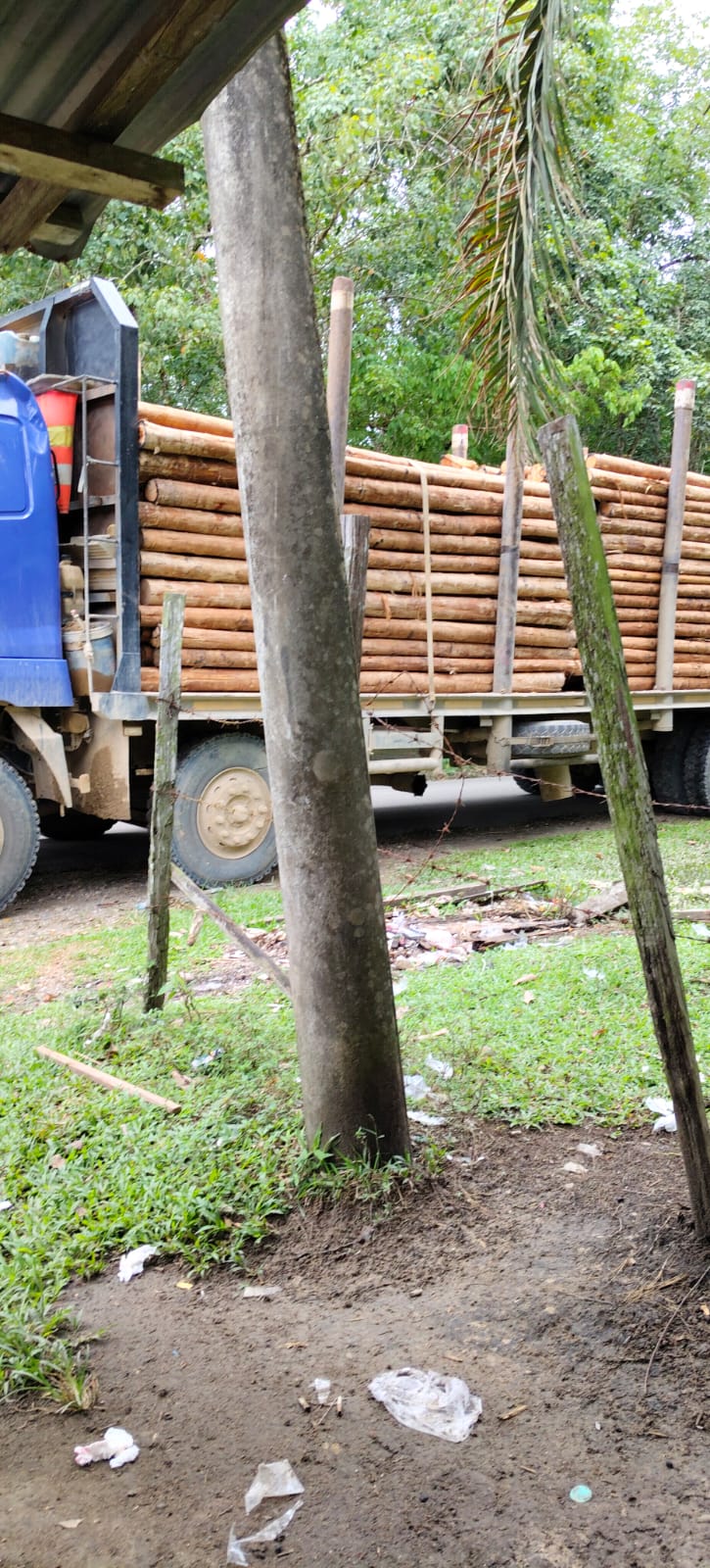 Warga Hentikan Truk RAPP, Jalan Rusak Diduga Akibat Angkutan Kayu Warga Hentikan Truk RAPP, Jalan Rusak Diduga Akibat Angkutan Kayu