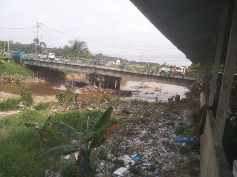 Aliran sungai siak di kawasan Kuantan Regency, diserbu tumpukan sampah. Sampah tersebut di dominasi sampah plastik Aliran sungai siak di kawasan Kuantan Regency, diserbu tumpukan sampah. Sampah tersebut di dominasi sampah plastiki