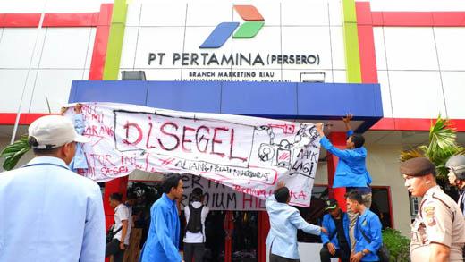 Mahasiswa Segel Kantor Pertamina, ini Respon Branch Manager Pertamina Riau-Sumbar Mahasiswa Segel Kantor Pertamina, ini Respon Branch Manager Pertamina Riau-Sumbari
