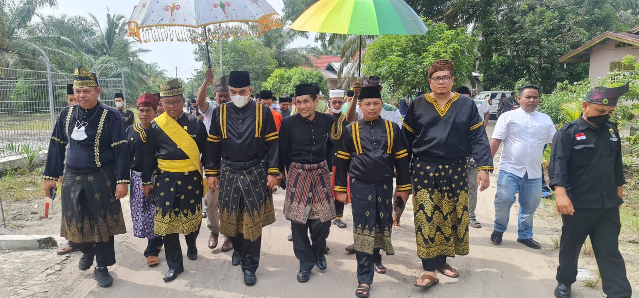 Ninik Mamak Bencah Kelubi Tapung Beri Gelar Adat Kepada Kapolresta Pekanbaru dan Sekretaris LAKTA Ninik Mamak Bencah Kelubi Tapung Beri Gelar Adat Kepada Kapolresta Pekanbaru dan Sekretaris LAKTAi