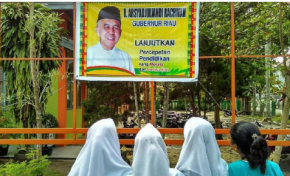 Bawaslu Copot Spanduk 'Lanjutkan' Gubri Bawaslu Copot Spanduk 'Lanjutkan' Gubrii