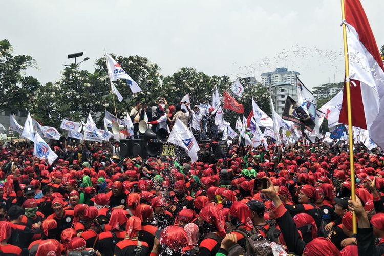 Awas Ancaman Ekonomi dari Kibaran Bendera Putih Buruh Awas Ancaman Ekonomi dari Kibaran Bendera Putih Buruhi