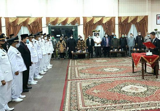 Bupati Rohil Kembali Lantik Puluhan Pejabat Eselon II Bupati Rohil Kembali Lantik Puluhan Pejabat Eselon IIi