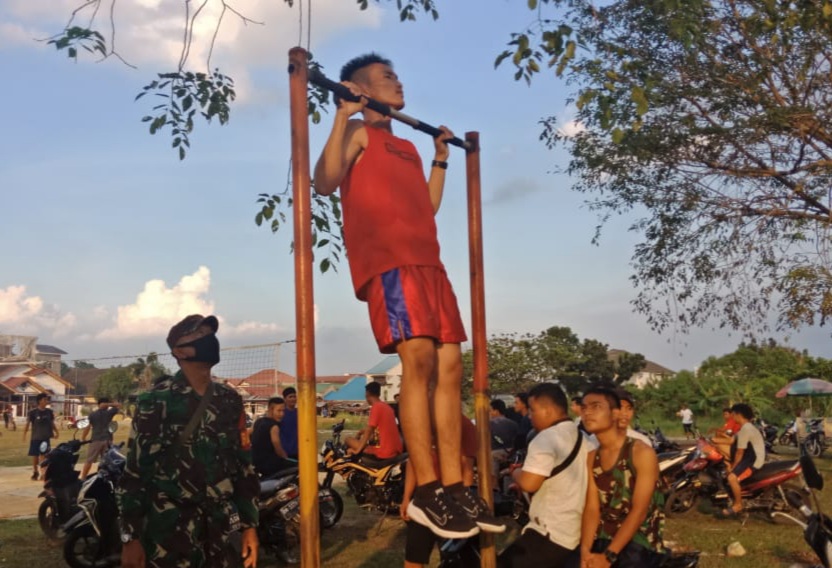 Babinsa Koramil 06/SH Berikan Pembinaan Fisik Kepada Pemuda Calon Prajurit TNI AD Babinsa Koramil 06/SH Berikan Pembinaan Fisik Kepada Pemuda Calon Prajurit TNI ADi