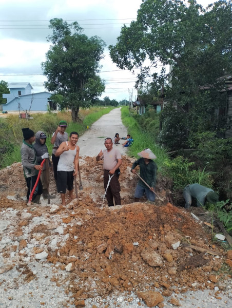Warga Desa Rimbo Panjang Keluhkan Kondisi Jalan Akasia, Terpaksa Swadaya Perbaiki Jalan Warga Desa Rimbo Panjang Keluhkan Kondisi Jalan Akasia, Terpaksa Swadaya Perbaiki Jalani
