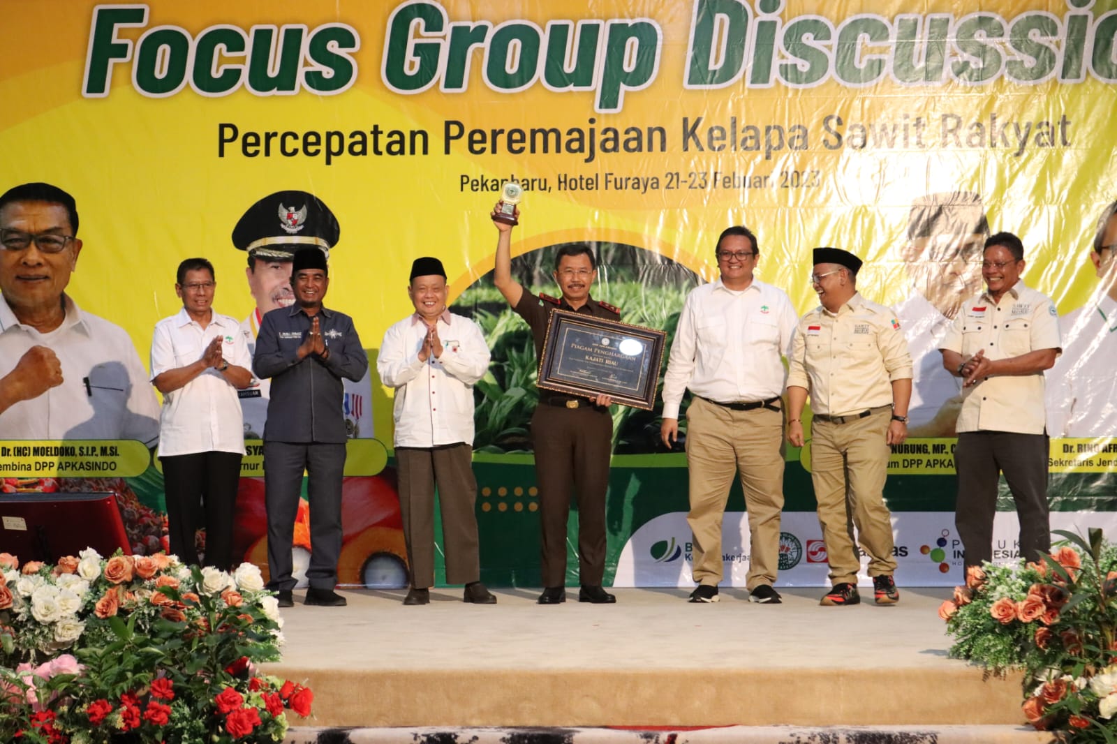 Kepala Kejaksaan Tinggi Riau Raih Penghargaan dalam Kegiatan Focus Group Discussion Asosiasi Petani Kelapa Sawit Indonesia (APKASINDO) Kepala Kejaksaan Tinggi Riau Raih Penghargaan dalam Kegiatan Focus Group Discussion Asosiasi Petani Kelapa Sawit Indonesia (APKASINDO)i