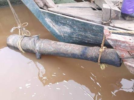 Warga Angkat Meriam Tua Berikut Peluru dari Sungai Siak Warga Angkat Meriam Tua Berikut Peluru dari Sungai Siaki