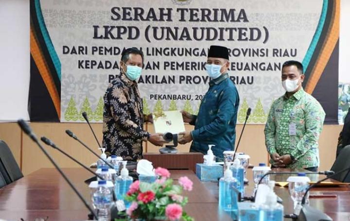 Wawako Ayat Cahyadi Serahkan LKPD Pekanbaru 2021 ke BPK Wawako Ayat Cahyadi Serahkan LKPD Pekanbaru 2021 ke BPKi