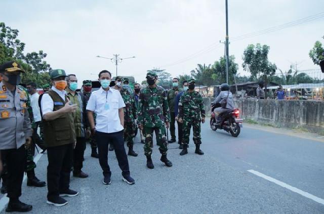 Gubri Tinjau Posko Pengawasan PSBB